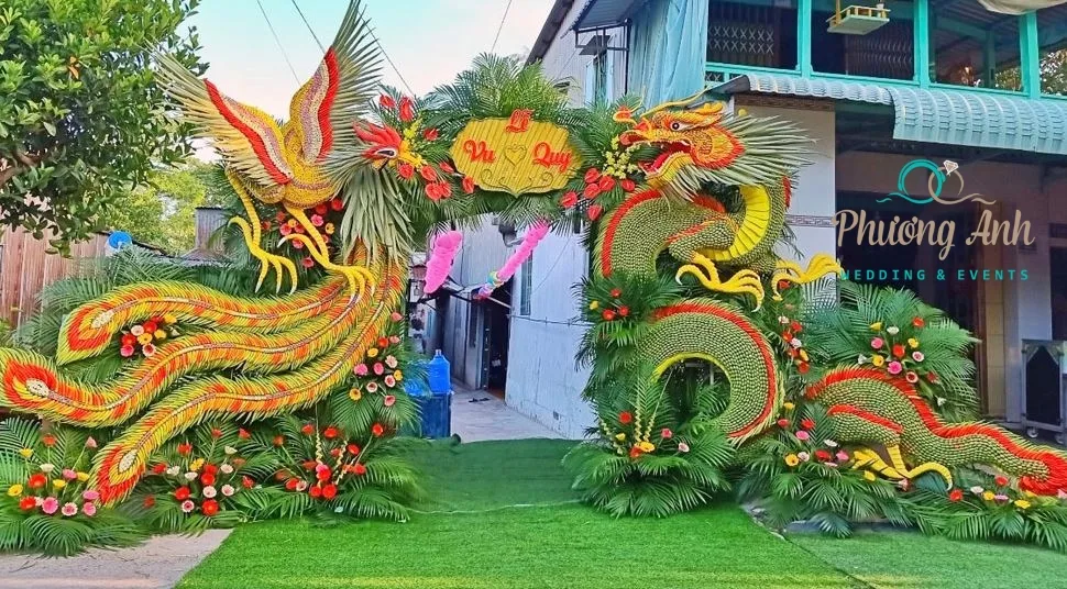 trang trí cổng cưới bằng lá dừa long phụng đẹp ngất ngây