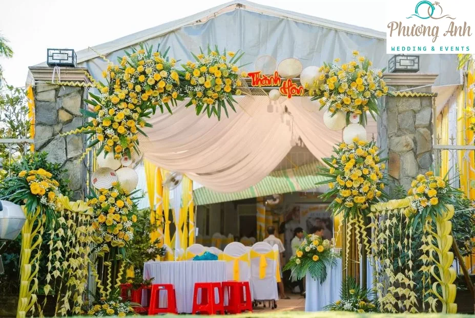 trang trí cổng cưới bằng lá dừa và hoa