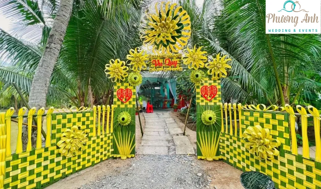 trang trí cổng cưới bằng lá dừa kết thành hình hoa
