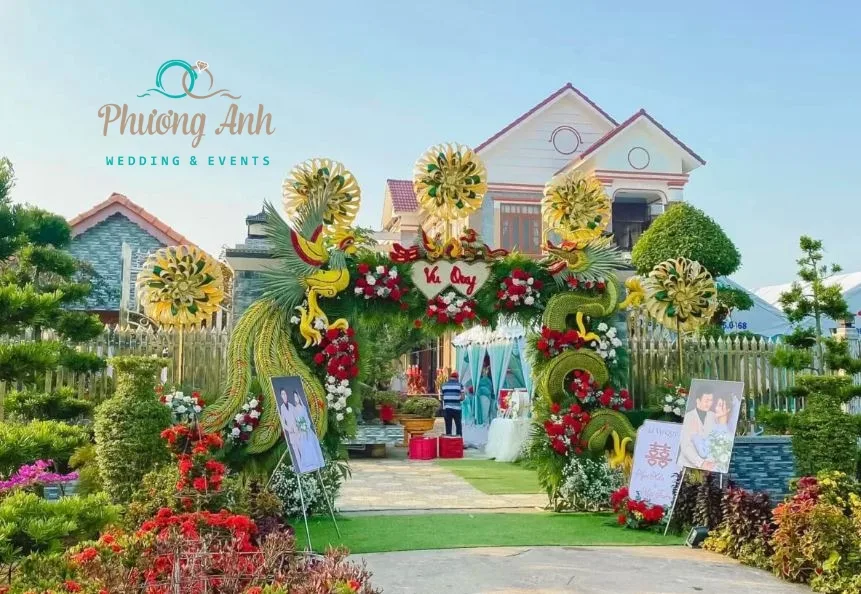 trang trí cổng cưới bằng lá dừa long phụng
