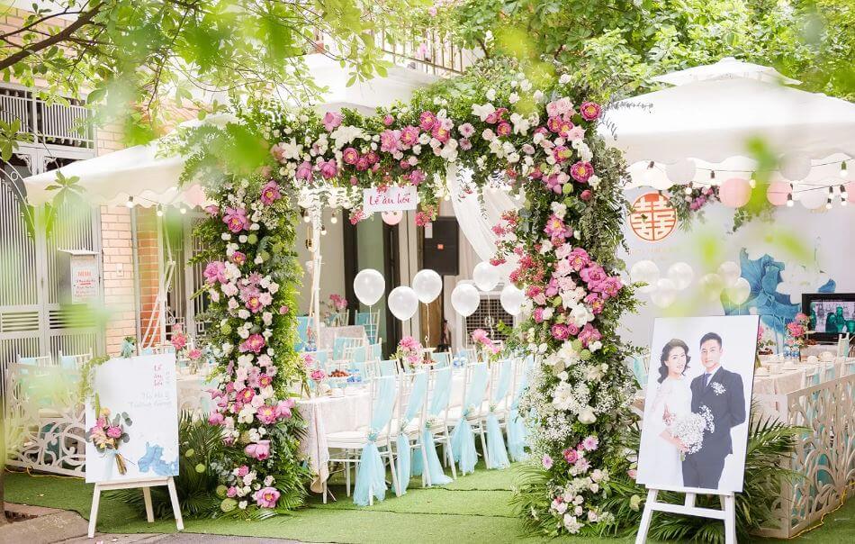 trang trí đám cưới bằng hoa sen với cổng cưới