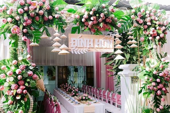 trang trí cổng đám cưới bằng hoa sen