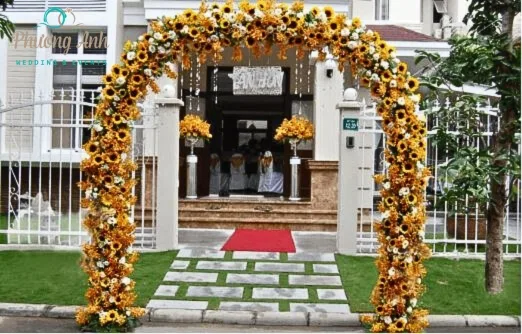 Cổng đám cưới bằng hoa hướng dương ấn tượng