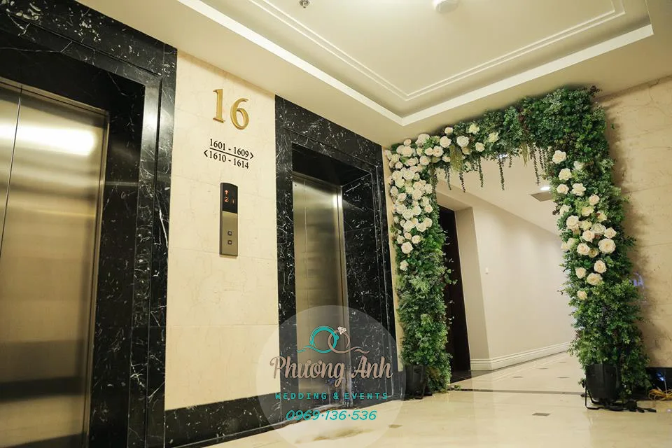 Còn nếu bạn dự tính tổ chức lễ cưới hỏi tại nhà riêng chung cư, bạn hoàn toàn có thể trao phó cho Team Phương Anh. Chúng tôi sẽ giúp bạn trang trí không gian đẹp mắt nhất. trang trí cổng hoa nhà chung cư