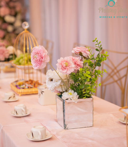 tiệc cưới màu hồng lãng mạn