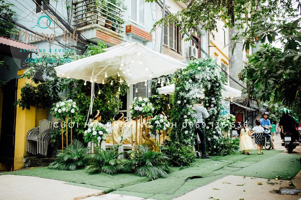 Phương Anh khéo léo sử dụng ô lệch tâm thay cho phông bạt đám cưới cùng điểm nhấn ánh sáng tại lễ cưới hỏi nhà riêng Nam Từ Liêm trang trí đám cưới bằng ô lệch tâm