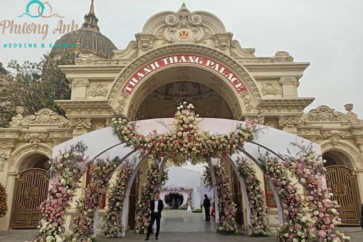 trang trí đám cưới biệt thự năm 2023