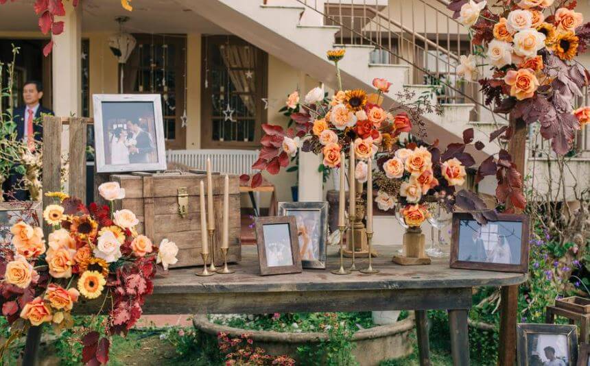 Bàn gallery ấn tượng vàng cam