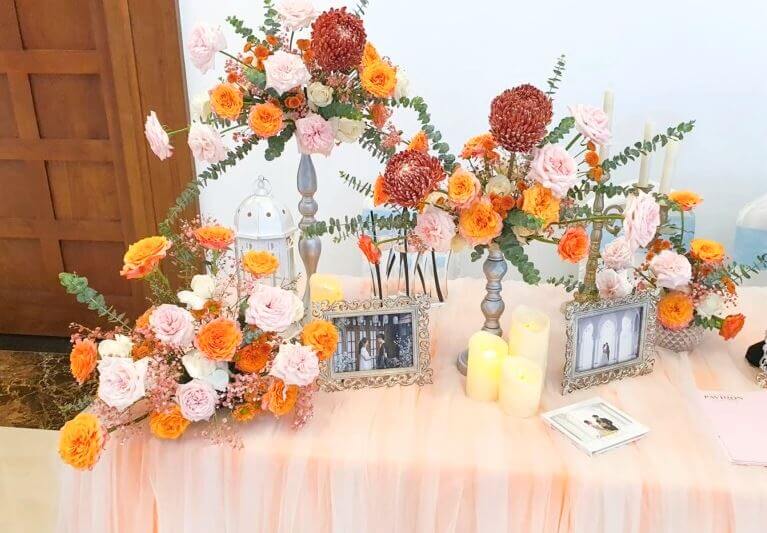 trang trí đám cưới màu vàng cam với bàn gallery