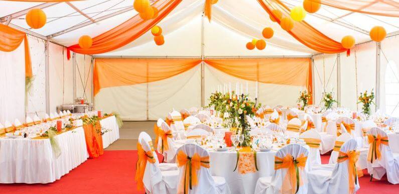 trang trí đám cưới màu vàng cam với bàn tiệc