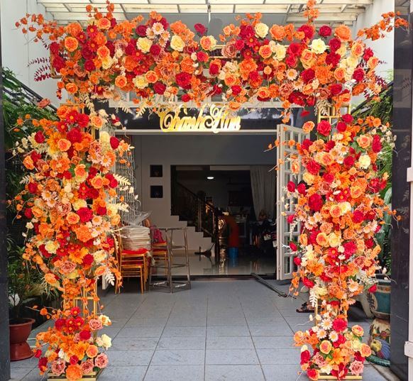 Cổng cưới trang trí đám cưới màu vàng cam 