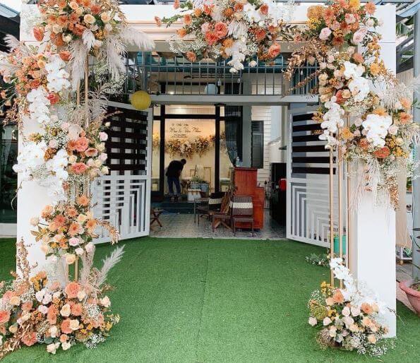 Cổng cưới màu cam chủ đạo