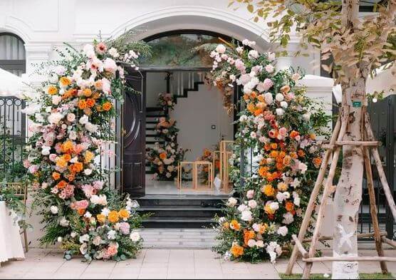 trang trí đám cưới màu vàng cam với cổng hoa