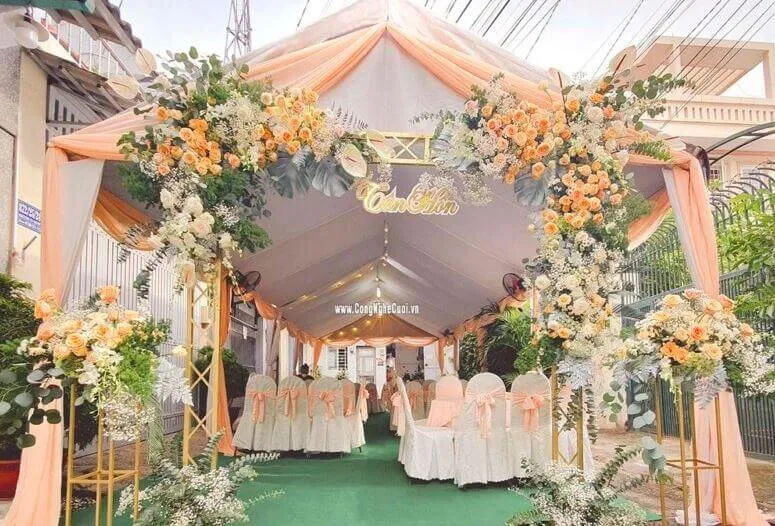 trang trí đám cưới màu vàng cam với cổng cưới