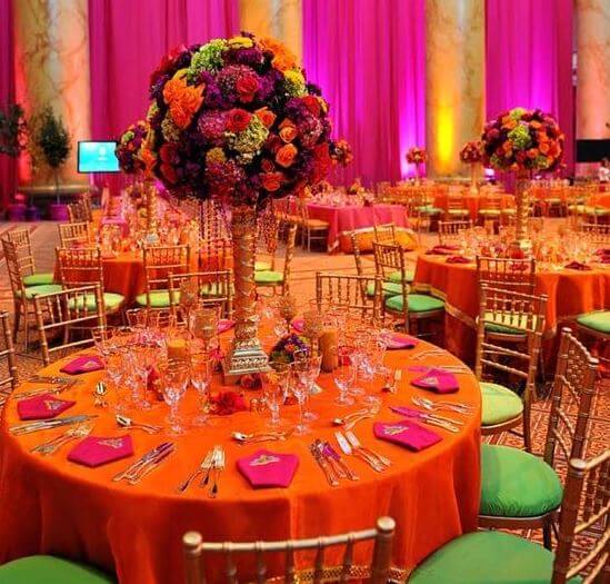 Bàn tiệc tông màu chủ đạo vàng cam