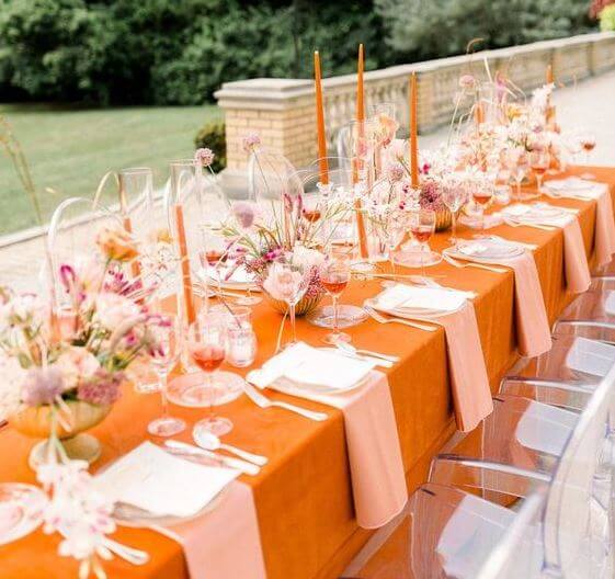 trang trí đám cưới màu vàng cam với bàn tiệc dài