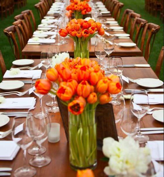 trang trí đám cưới màu vàng cam bằng hoa