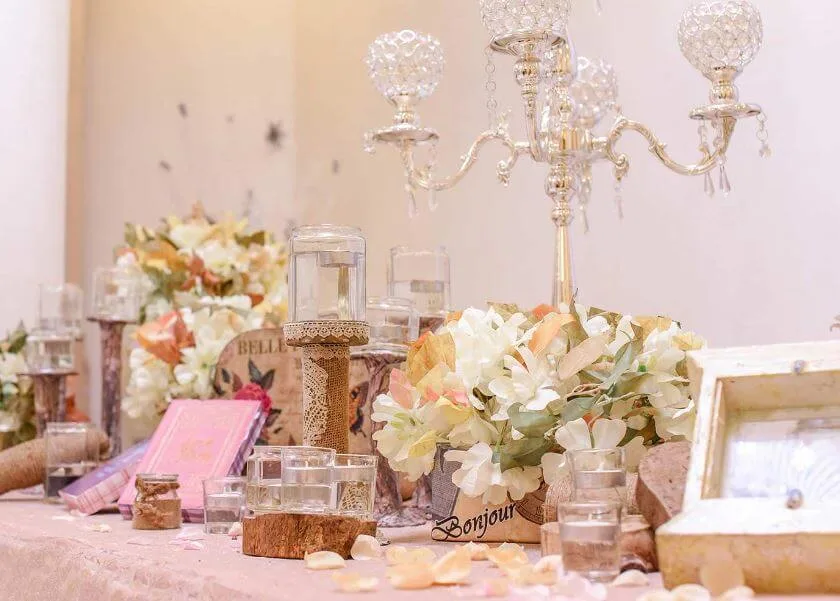 trang trí đám cưới phong cách rustic với bàn gallery