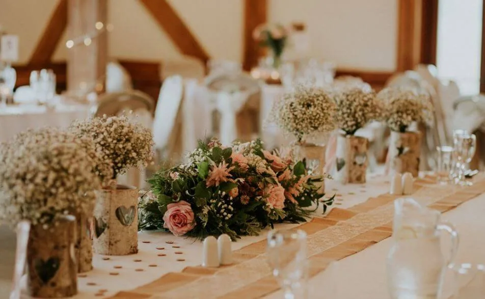 Bàn tiệc trang trí đám cưới phong cách rustic 