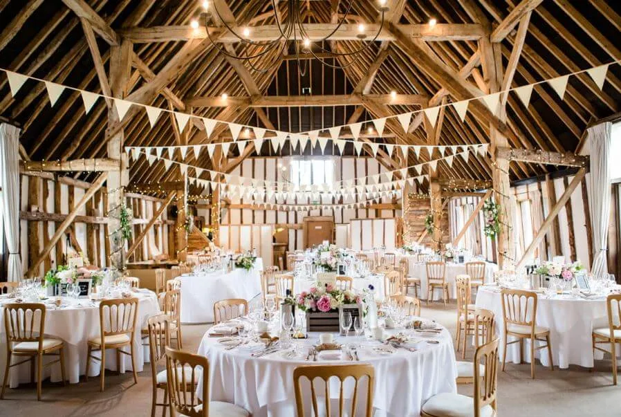 Chất liệu gỗ trang trí đám cưới phong cách rustic 