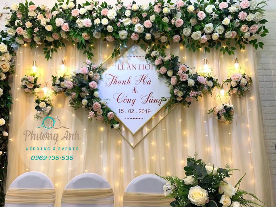 Phông cưới hỏi tại lễ ăn hỏi cô dâu Thanh Hà, chú rể Công Sáng được Phương Anh khéo léo kết hợp nhiều loại hoa cùng đền sáng độc đáo trang trí đám cưới tại nam từ liêm