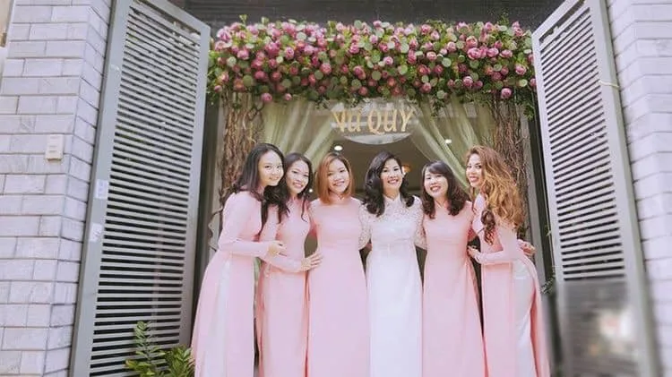 Cô dâu Ngọc Huyền cùng đội tráp xinh đẹp tại lễ ăn hỏi do Team Phương Anh thực hiện trang trí trang trí đám cưới tại nhà
