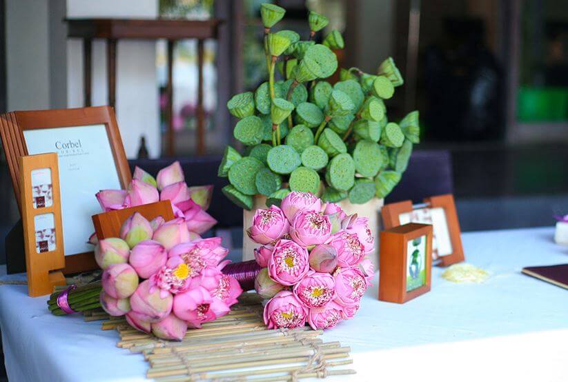 Bàn gallery trang trí đám cưới bằng hoa sen