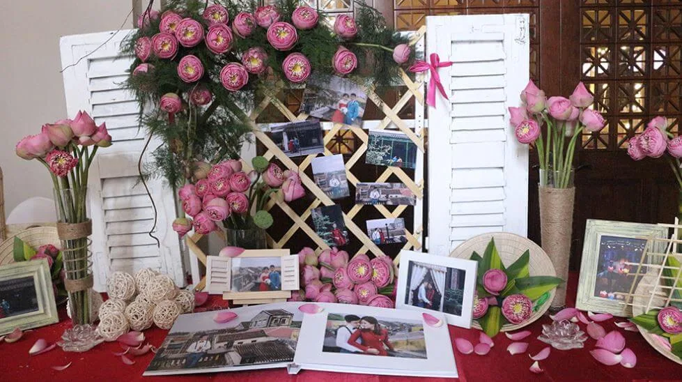 trang trí bàn gallery đám cưới bằng hoa sen