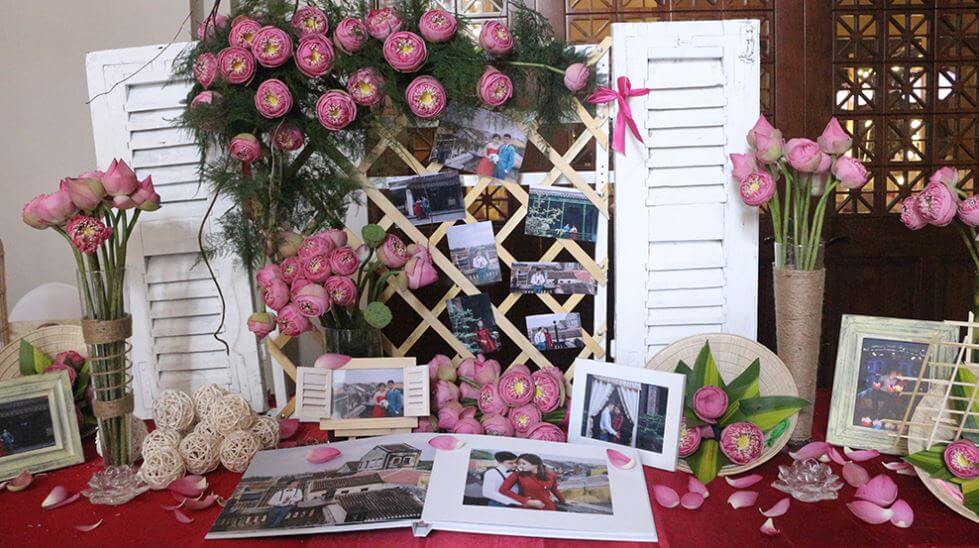 trang trí bàn gallery đám cưới bằng hoa sen