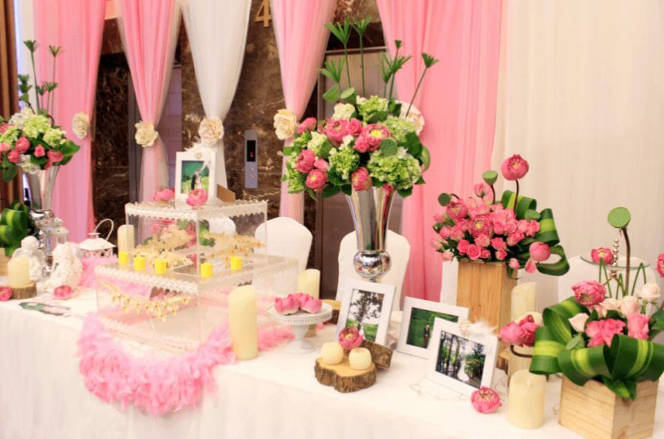 trang trí đám cưới bằng hoa sen với bàn gallery
