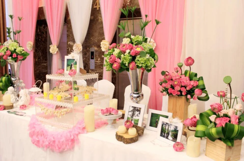 trang trí đám cưới bằng hoa sen với bàn gallery