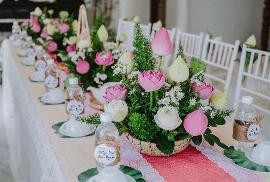 trang trí bàn tiệc đám cưới bằng hoa sen