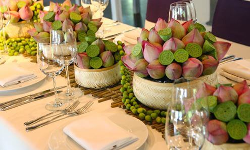 Bàn tiêc đám cưới trang trí bằng hoa sen