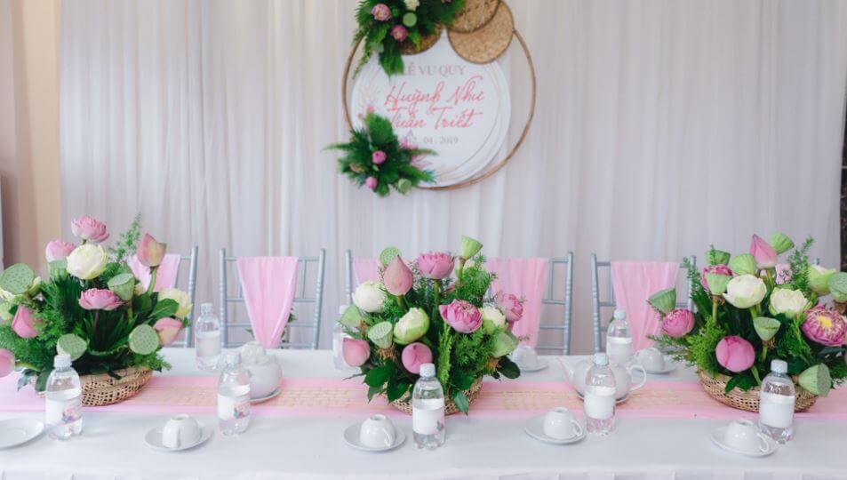 trang trí đám cưới bằng hoa sen với bàn tiệc