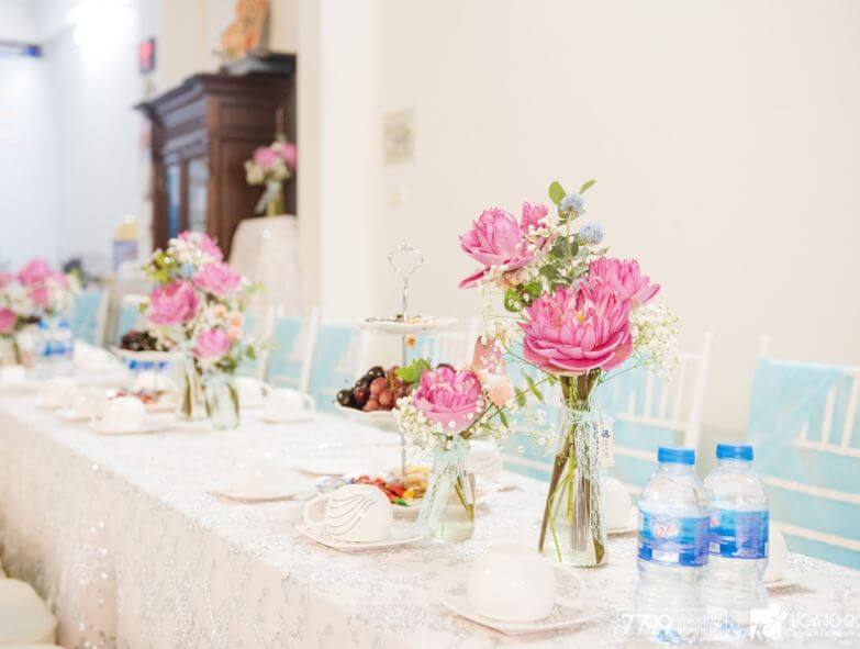 trang trí đám cưới bằng hoa sen với bàn tiệc đẹp