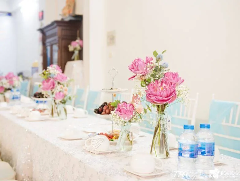trang trí đám cưới bằng hoa sen với bàn tiệc đẹp