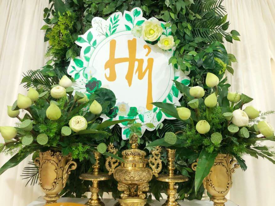 Gia tiên đám cưới trang trí bằng hoa sen