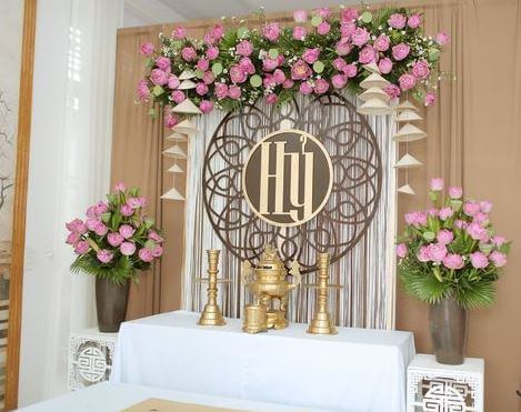 trang trí đám cưới bằng hoa sen với bàn gia tiên
