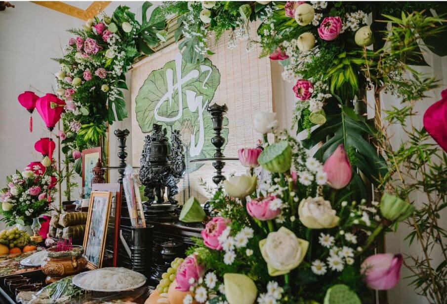 trang trí bàn gia tiên đám cưới bằng hoa sen