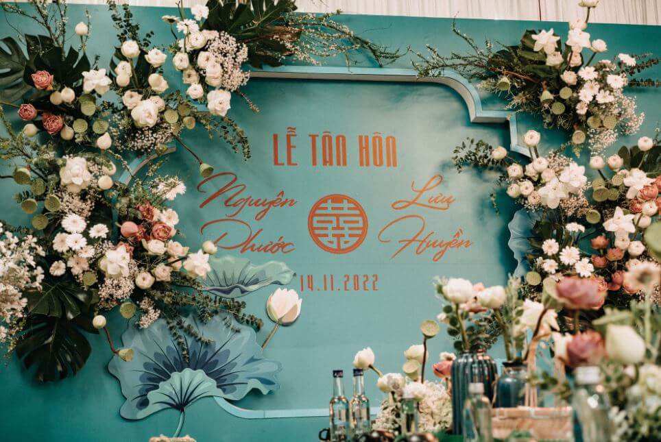 Backdrop trang trí đám cưới bằng hoa sen