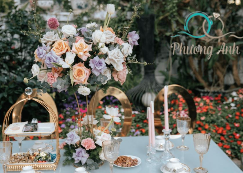 Trang trí hoa bàn tiệc cưới tại biệt thự Hoa Lan đám hỏi