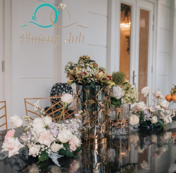 Trang trí hoa bàn tiệc trong bình thủy tinh ấn tượng