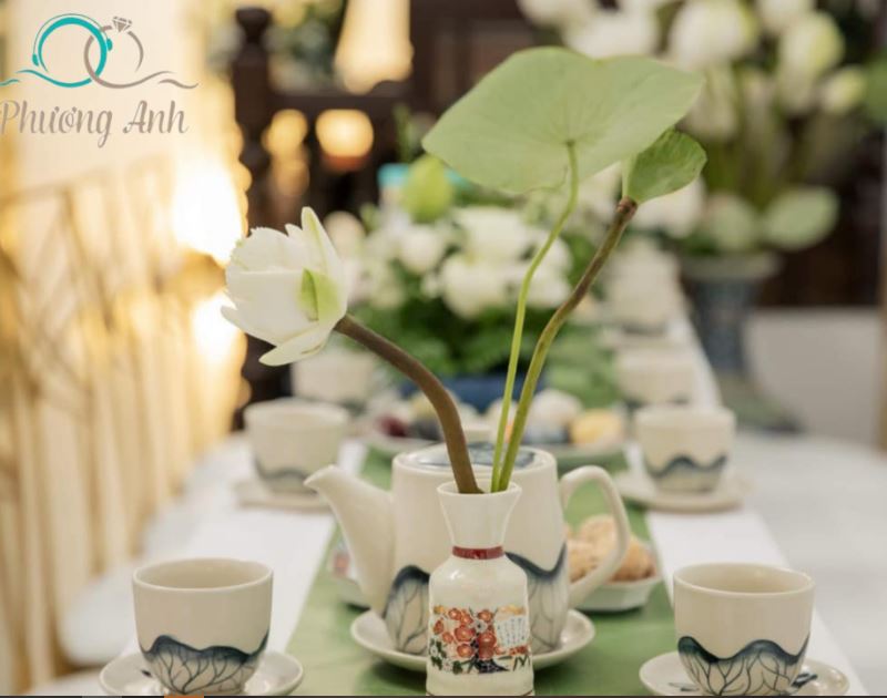 Trang trí hoa sen bàn tiệc cưới