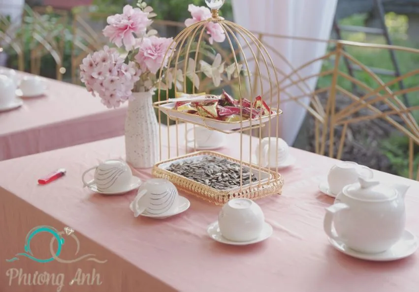 Hoa trang trí bàn tiệc