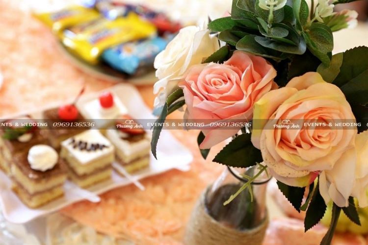 Trang trí hoa bàn tiệc cưới đẹp ngọt ngào