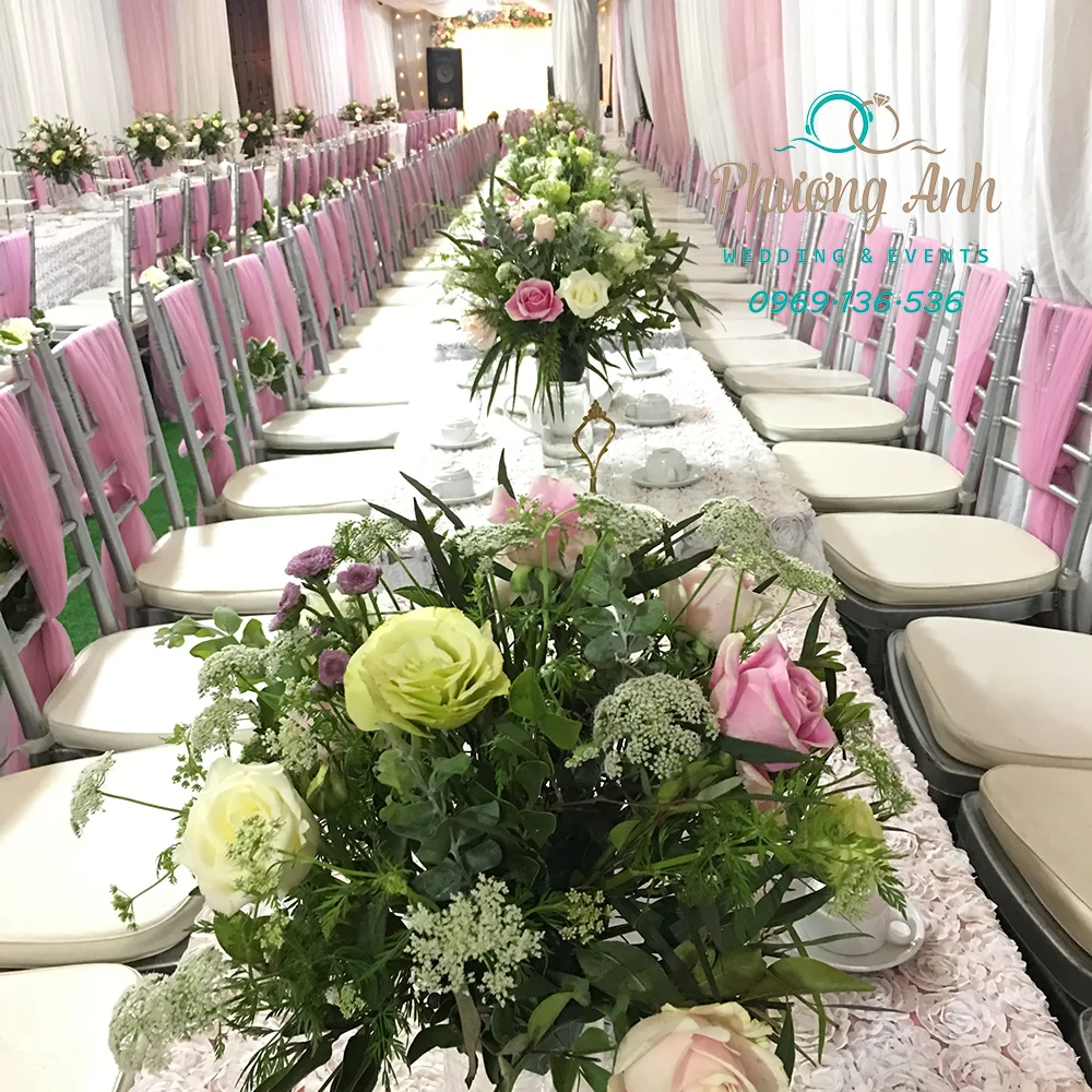 trang trí hoa để bàn bàn cưới
