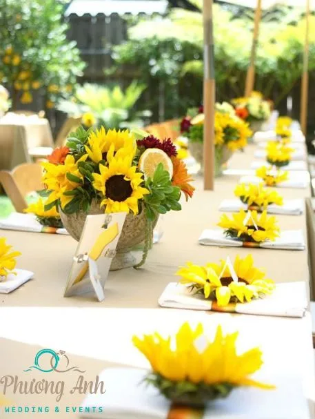 trang trí bàn tiệc đám cưới bằng hoa hướng dương độc đáo