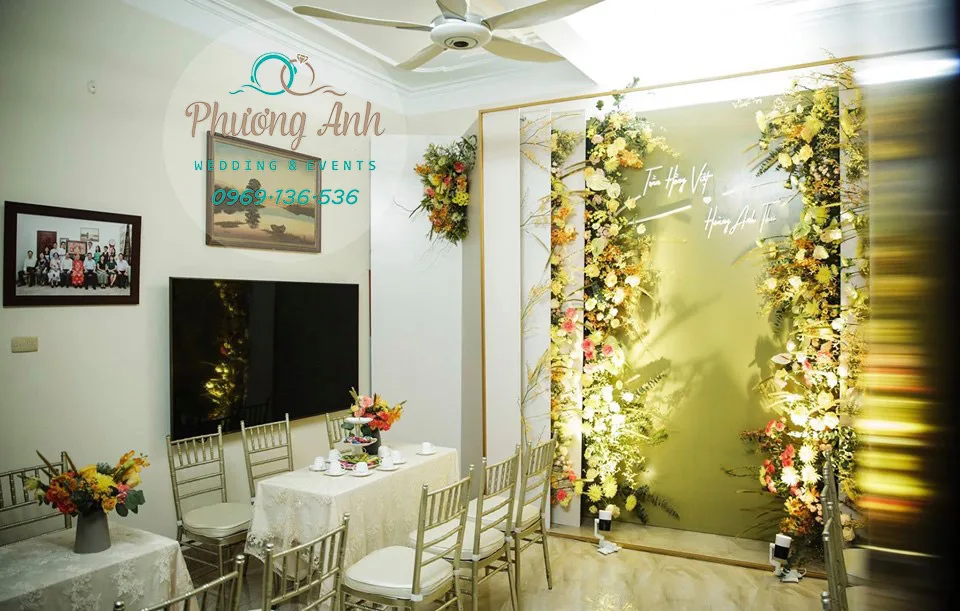 Hình ảnh trang trí lễ vu quy nhà nhà riêng cô dâu Hồng Vân tại Trung Văn, Nam Từ Liêm với phong cách thiết kế tinh tế, sử dụng mẫu thiết kế phông cưới sáng tạo. trang trí ngày cưới nam từ liêm