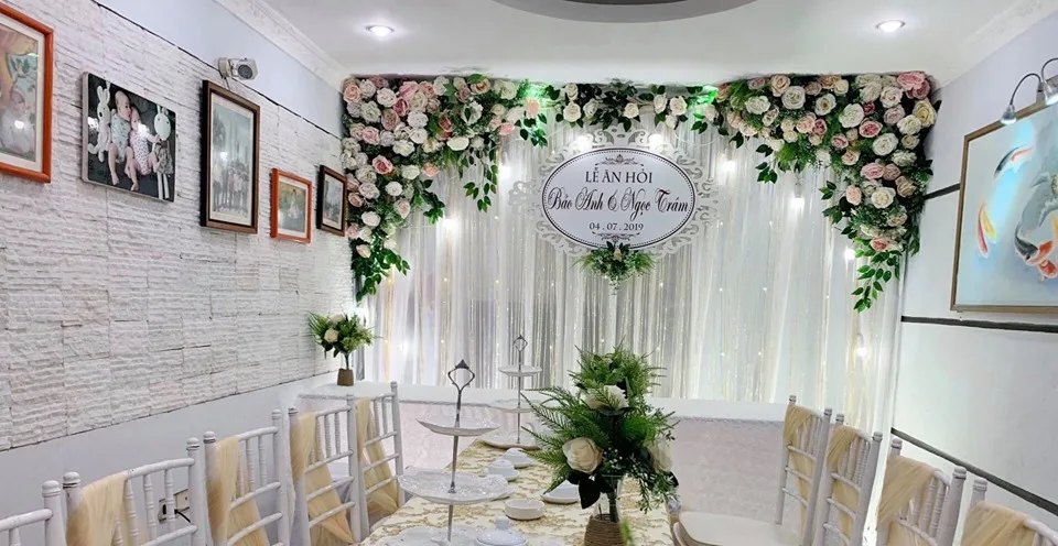 Không gian trang trí lễ ăn hỏi tại nhà riêng cô dâu Ngọc Trâm hài hòa với không gian nội thất những vẫn đặc biệt nổi bật nhờ thiết kế phông cưới sáng tạo trang trí nhà ngày cưới nam từ liêm