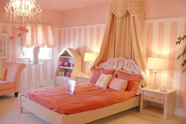 trang trí phòng cưới có màn khung